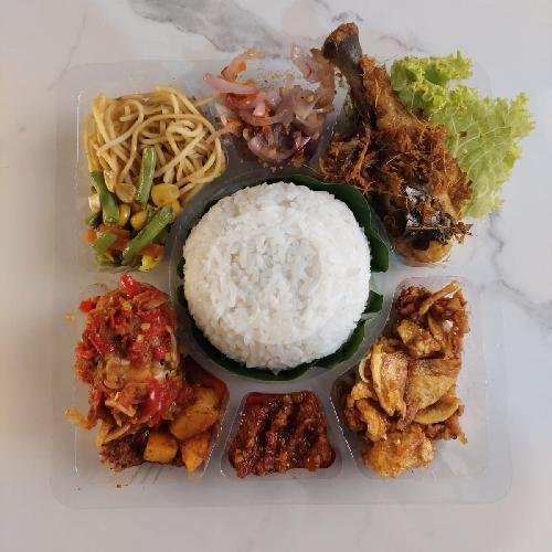 Kotak Nasi Kuning Bu Lili Spesial menu Depot Lili Jaya, Pandegiling