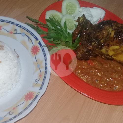 Paket Meriah, Nasi, Potongan Ayam Goreng, Tahu, Tempe, Lalap, Sambel menu Pecel Lele Bestoro Mas Arif, Pamulang