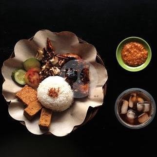 Paket 4 (Ayam Bakar, Nasi, Tahu, Tempe, Kol Goreng, Sweet Tea) menu Nasi Bebek Bakar Emosi, Dago