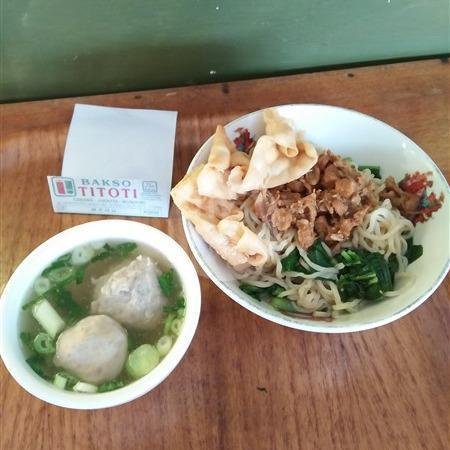 Sop Daging Sapi menu Bakso Titoti Solo, Honggowongso