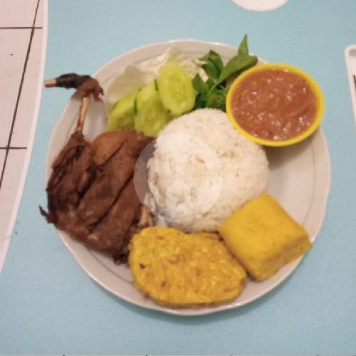 Pahe Nasi Bebek Goreng Komplit menu Nasi Uduk & Pecel Lele Cendana, Sukarasa