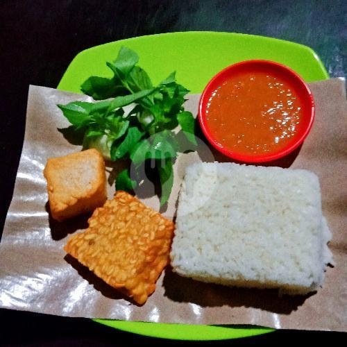 Indomi + Nasi + Telor Ceplok / Dadar menu Lalapan Ojo Lali, Lowokwaru