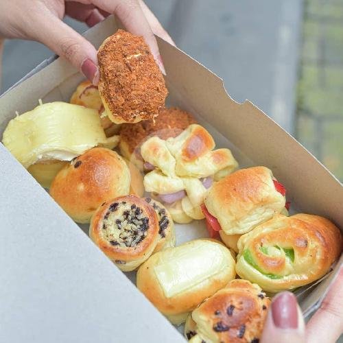 Roti Unyil Venus - Campur Box Isi 50 menu Roti Unyil Venus, Kalimalang