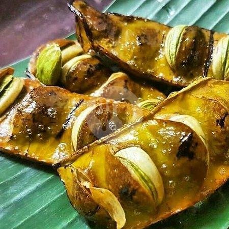 Ayam Utuh Bakar menu Ayam Bakar dan Goreng Kremes Tata, Laweyan