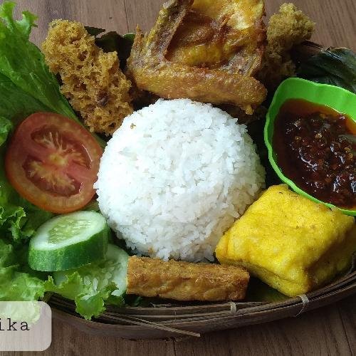 Paket A Paha + Sayur Asem menu Ayam Goreng Kremes Luna, Jendral Sudirman