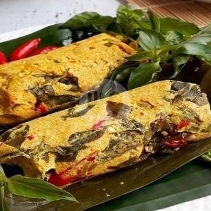 Pepes Ikan Asin menu Sie Jeletot, Sasakgantung