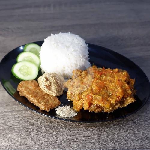 Review Ayam Geprek Juned: Kuliner Pedas dan Cerita Lucu di Buahbatu