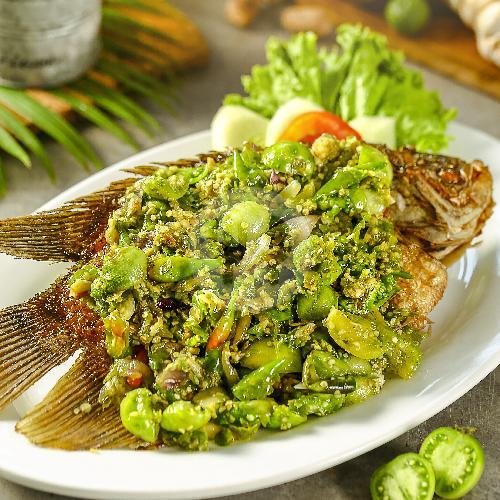 Gurame Goreng Kremes + Nasi + Kangkung menu Huk Family Resto, Jatiasih