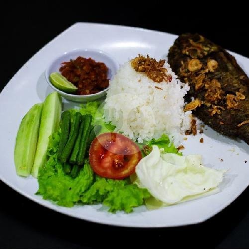 Pecel Lele Komplit Pakai Nasi Double menu Waroeng Halim Pecel Lele Hot, Tanjung Sabar