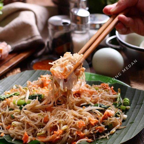 1 bihun goreng isi + 1 telor mata sapi + 1 lamineral + 1 krupuk kulit menu Kwetiau Ayong, Muara Karang