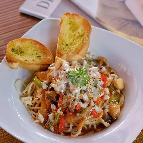 Chicken Pesto Penne menu Koenang Koenang Resto, Graha Estetika