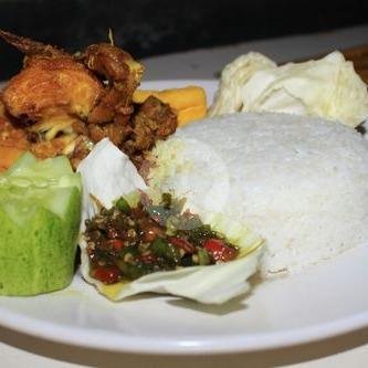 Nasi Ayam Goreng Tahu Tempe menu Sie Jeletot, Sasakgantung