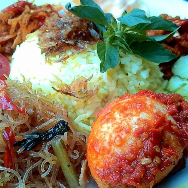 Nasi Kuning Spesial menu Nasi Uduk Ibu Siti, Mampang Prapatan