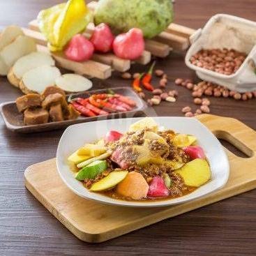 Rujak Buah Sasbud: Surga Rujak di Cirebon yang Wajib Dikunjungi