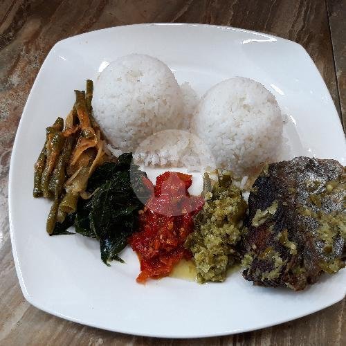 Nasi Ayam Bumbu + Teh Es + Kerupuk menu Rumah Makan Ampera Daun Mas, Nanggalo