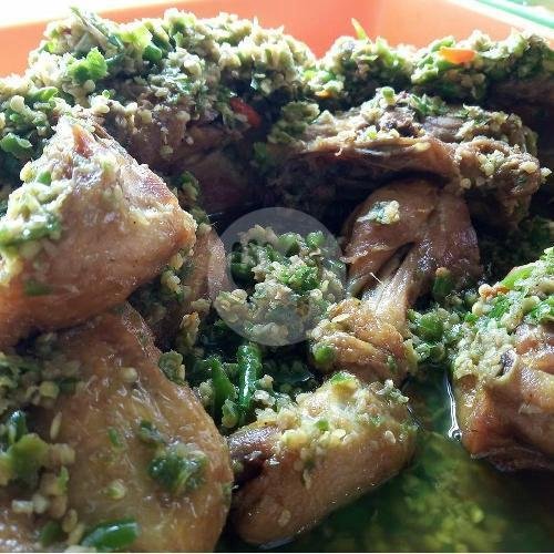 Lalapan Ayam Pedas Hijau + Nasi menu Lalapan Bu Laos, Klampok Kasri