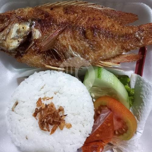 Nasi + ayam bakar + lalapan + sambal menu Warung Pak T, Magelang Tengah