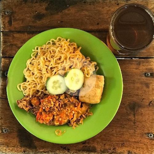 Indomie Ayam Geprek Ngaglik Original + Air Mineral menu Ayam Geprek Ngaglik (Catmilk), Batu