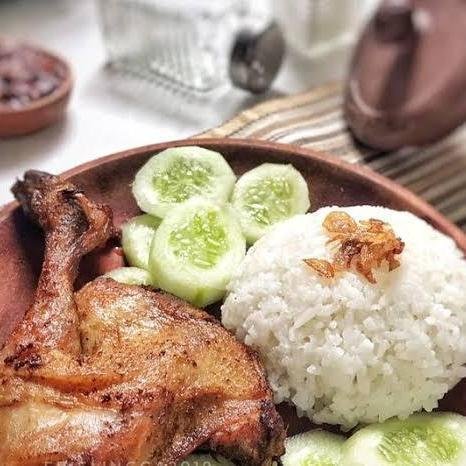 Ayam Penyet Komplit menu Pawon Mbak Yuli, Hegarmanah