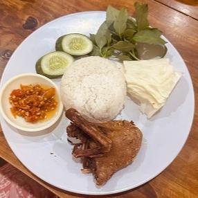 Review Bebek Goreng H. Slamet: Surga Kuliner Pedas di Cinere