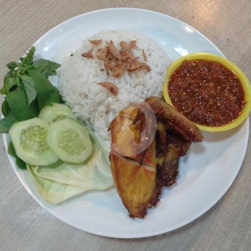Pahe Nasi Ayam Goreng Komplit menu Nasi Uduk & Pecel Lele Cendana, Sukarasa