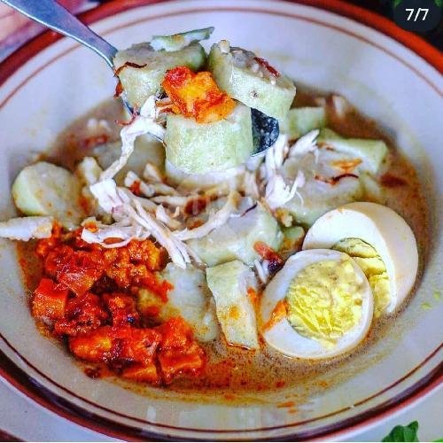 Lontong Opor + Paha Ayam menu Warung TOMBO NGELIH, Banguntapan