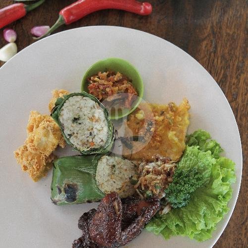 Sop Buntut + Nasi menu Saung Injuk, Gandasari