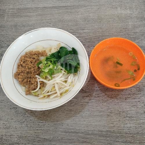 Kwetiau Pangsit menu Bakmi Aloy (Halal), Pondok Bambu