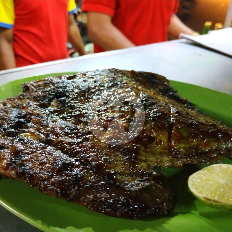 Cumi Asam Manis menu Lalapan, Seafood, Ikan Bakar Cak Rie, W. R. Supratman