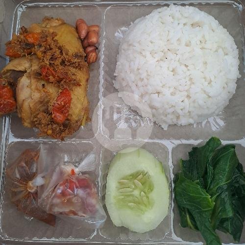 Nasi Kotak Ayam Betutu Goreng menu Warung Ayam Betutu Bu Asia, Banyuwangi