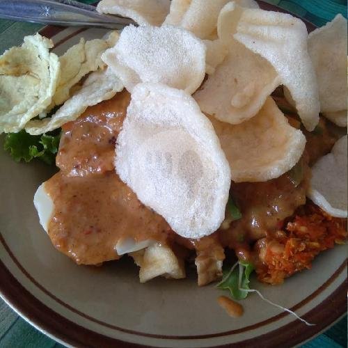 Lontong Tahu Telur menu Rujak Cingur Progo
