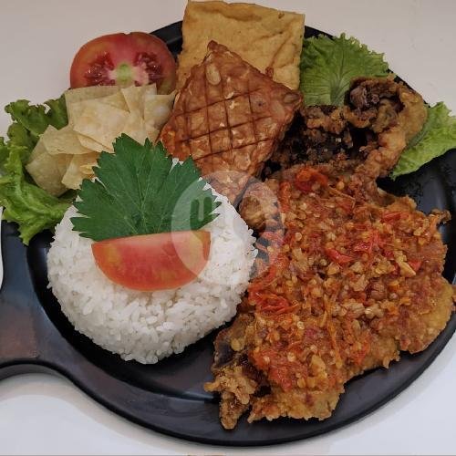 Review Seblak & Ayam Geprek Happy Tummy: Surga Makanan Pedas di Taman Madiun