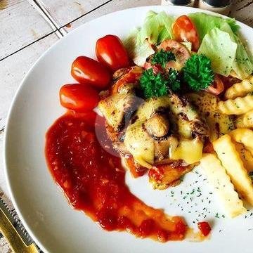 Roti Manis Klasik Sosis menu Dago Bakery, Ir H Djuanda