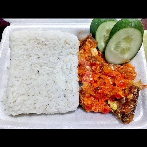 DeLuna Ayam Geprek: Surga Kuliner Pedas di Prawirodirjan