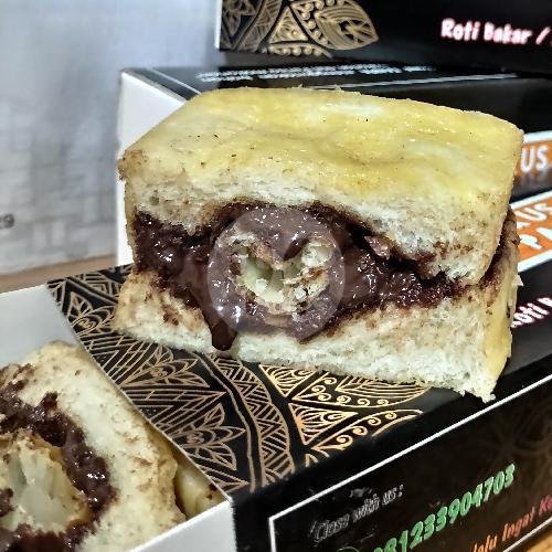 Roti Bakar Puff Pastry Chococruncy menu Robakus Pahlawan