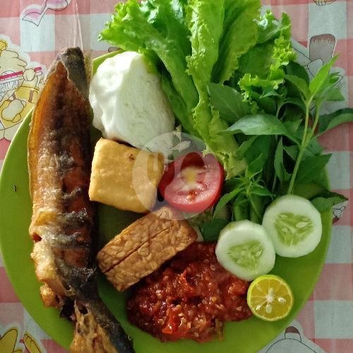 Pecel Lele Ibu Iis: Surga Kuliner Tradisional di Kelapa Gading