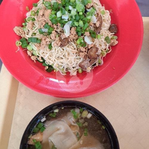 1 Porsi Mie Baso Sapi + 2 Pangsit menu Mie Ayam Jamur Bangka, Merdeka