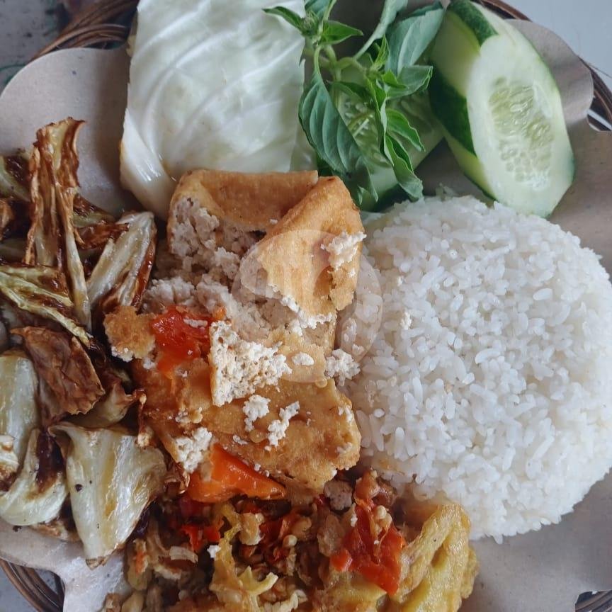 Nasi + Telur + Terong + Tahu menu Penyetan Mas Kobis, Argulo