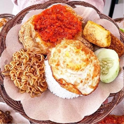 Indomie Telor+ Naget Sambal Geprek (Naget 4Pcs) menu Ayam Geprek Auliyan, Lidah Wetan Gg 10 C No 50