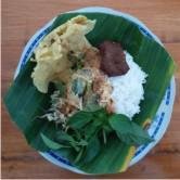 Nasi Kuning Komplit + Ayam Goreng / Bumbu Pedas menu Kedai Rawon Rahmanda Asli Surabaya, Kasihan
