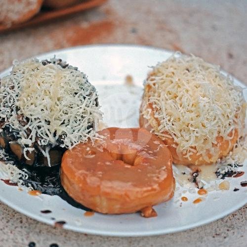 Donat Bakar White Almond menu Ambigu Coffee dan Donat Bakar (Es Kopi Susu), Menara BRI Asia Afrika