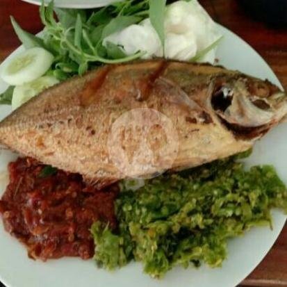 Ikan Gurame Goreng + Nasi Putih Sambel Merah + Sambel Ijo + Lalapan menu Ayam Bakar 77 Bang Jenggot