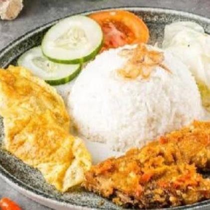 Nasi Ayam Geprek+ Sosis menu Dua Saudara, Margorejo