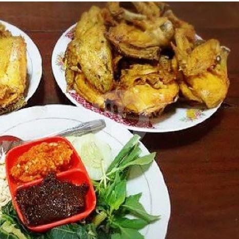 Ingkung/ Utuh menu Ayam Kampung Goreng Mbak Nana Sumber, Banjarsari