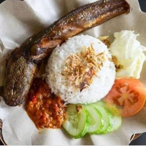 Lele Goreng + Sambal + Lalapan menu Pecel Lele Bang Nur, Suka Karya
