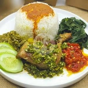 Nasi Ayam Pop Komplit + Free Es Teh Manis menu Rumah Makan Pusako Minang, AH Nasution