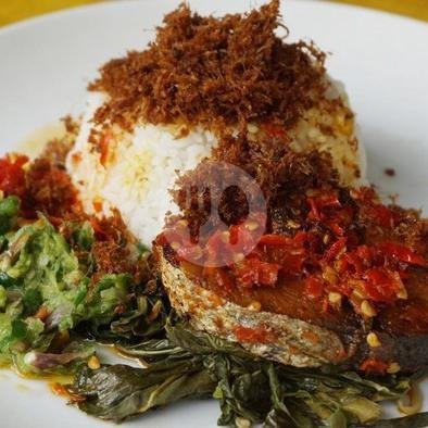 Nasi Ayam Balado Kumplit menu RM Nasi Padang Putra Tanjung, Cemara