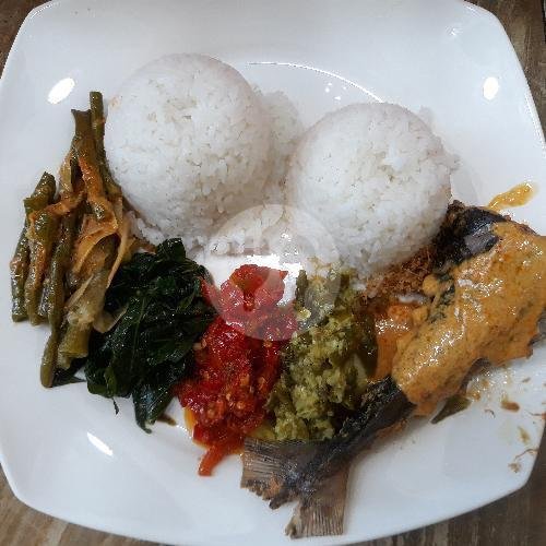 Nasi Ayam Goreng menu Rumah Makan Ampera Daun Mas, Nanggalo