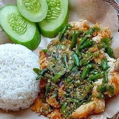 Nasi Ayam Geprek filet menu Ceuceu Kitchen, Nyomplong