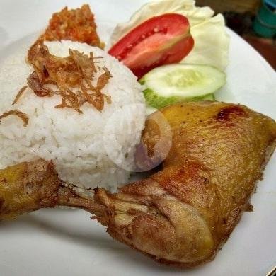 Nasi Uduk + pecel Ayam goreng + sambal + Lalapan menu Pecel Lele Bang Nur, Suka Karya
